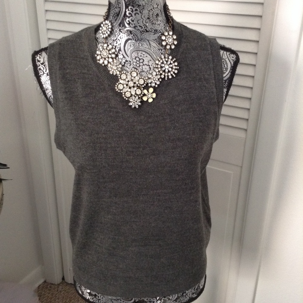 NY&CO GRAY V NECK SWEATER VEST M